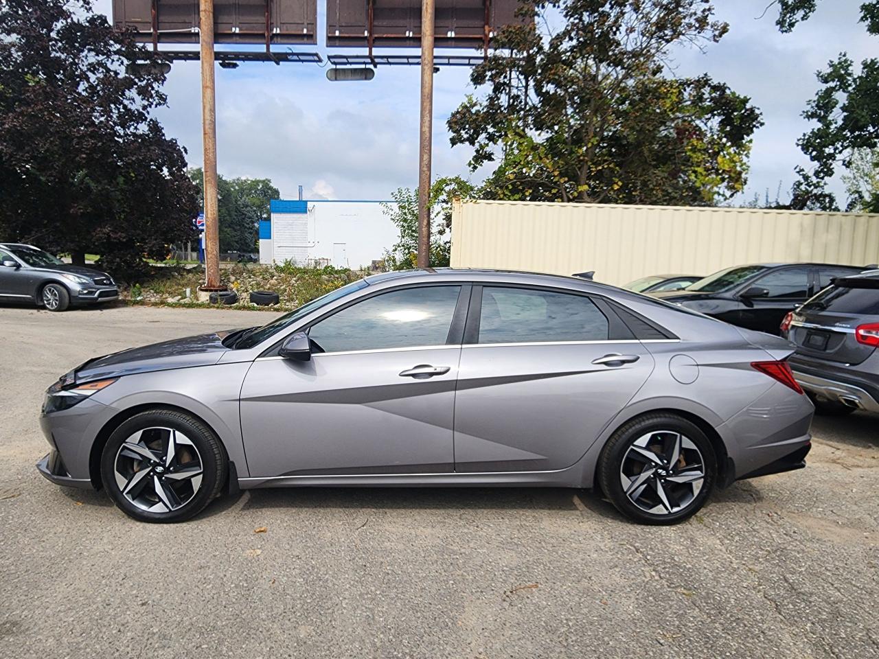 2023 Hyundai Elantra Luxury l Clean Carfax l No Accident l One Owner Photo3