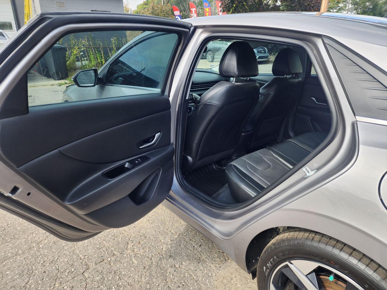 2023 Hyundai Elantra Luxury l Clean Carfax l No Accident l One Owner - Photo #11