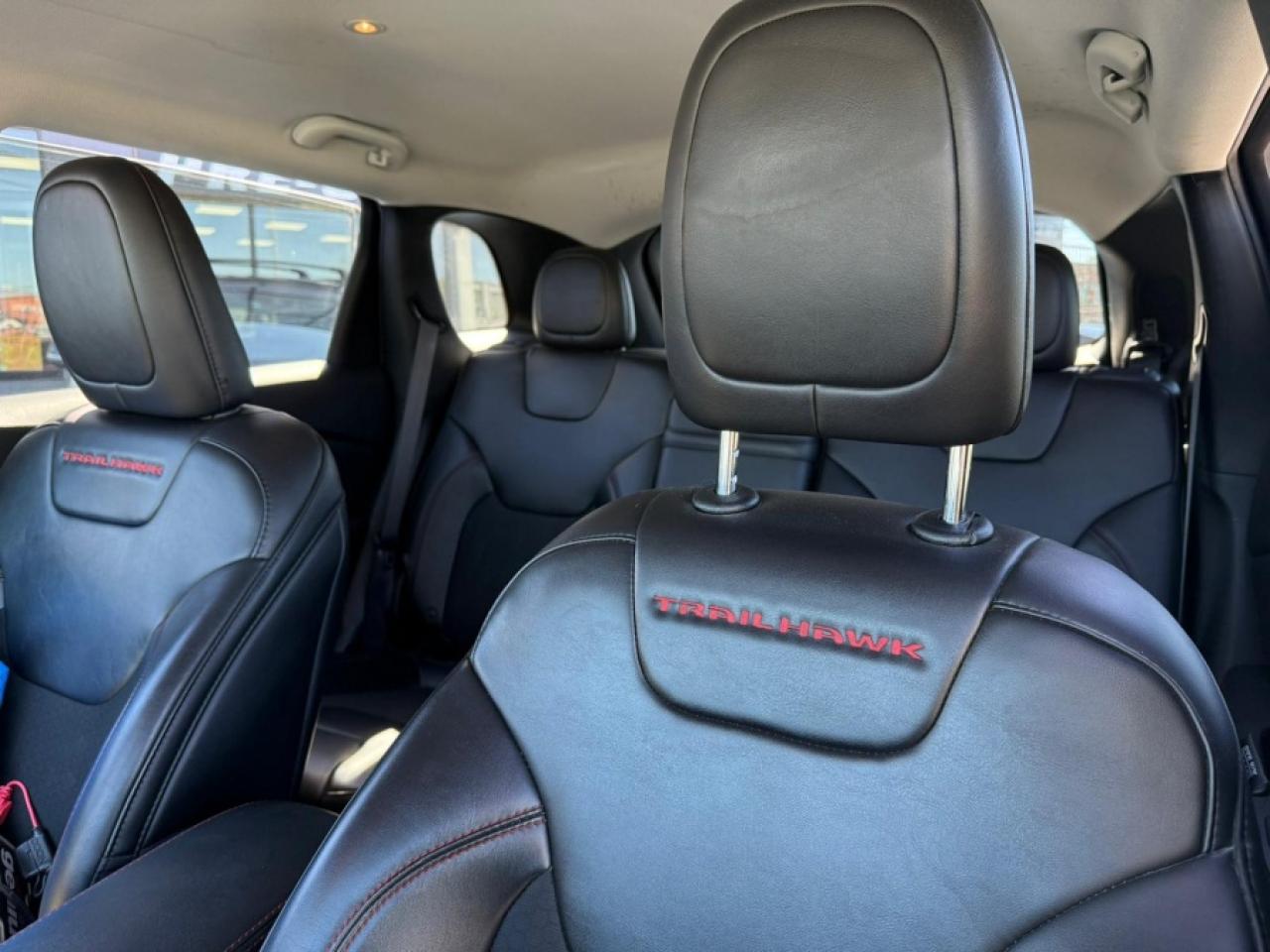 2019 Jeep Cherokee TRAILHAWK V6 4X4/ CLEAN CARFAX/ 2KEYS/ LEATHER/ RE - Photo #12