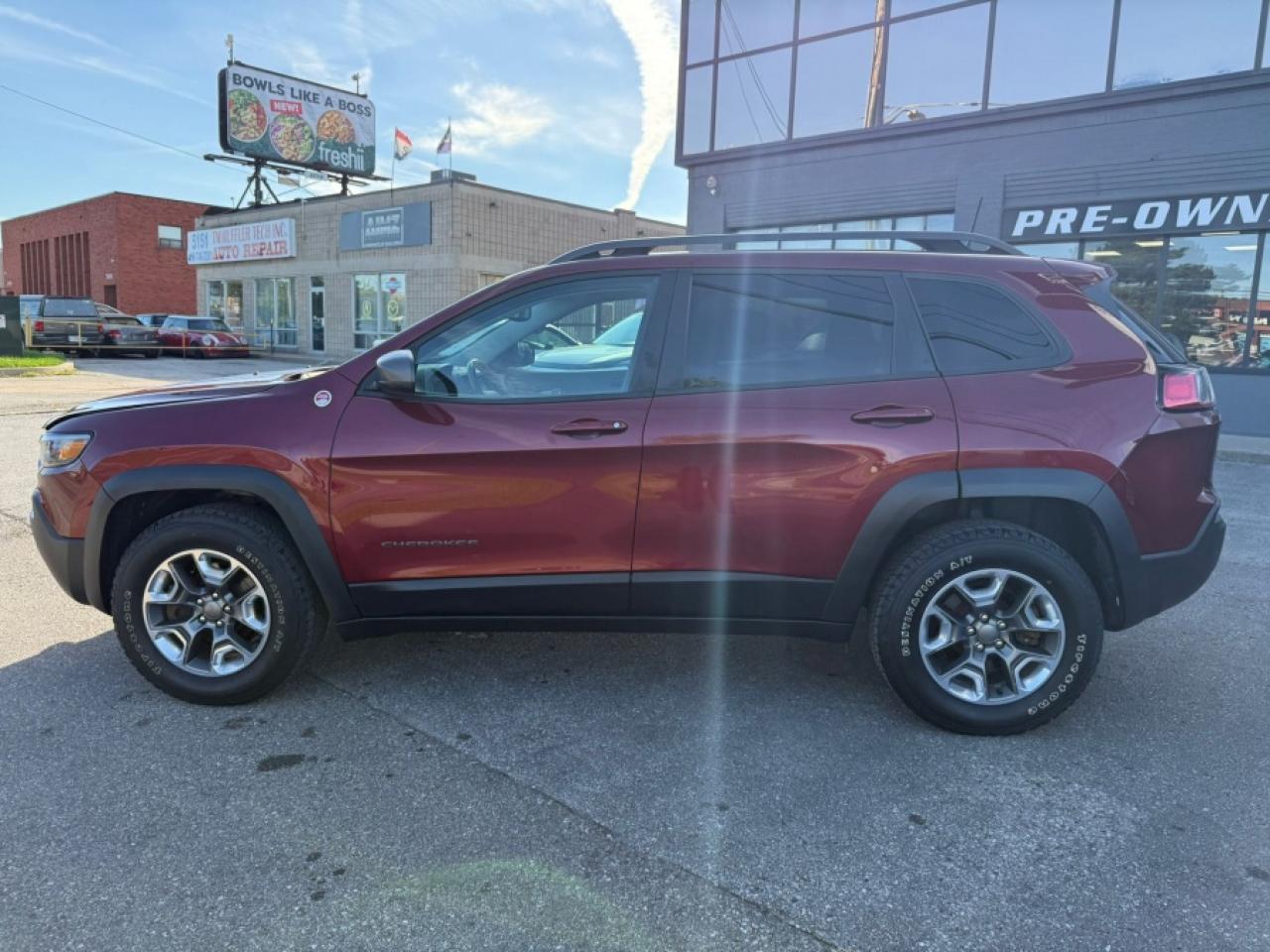 2019 Jeep Cherokee TRAILHAWK V6 4X4/ CLEAN CARFAX/ 2KEYS/ LEATHER/ RE - Photo #9