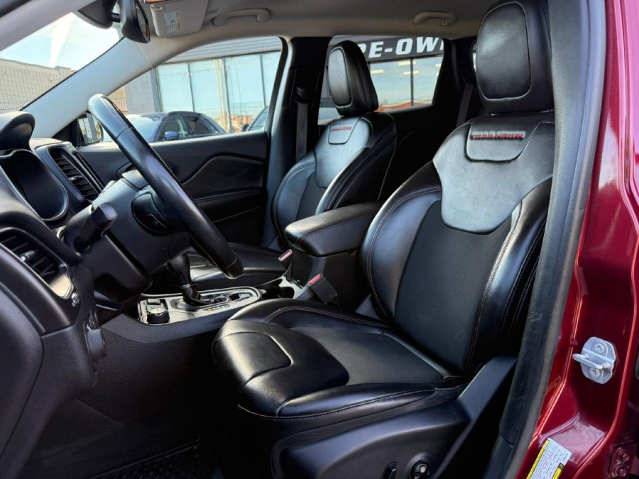 2019 Jeep Cherokee TRAILHAWK V6 4X4/ CLEAN CARFAX/ 2KEYS/ LEATHER/ RE - Photo #11