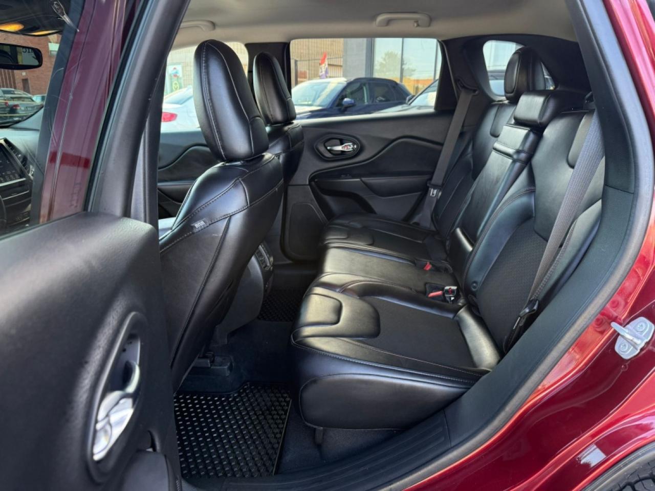 2019 Jeep Cherokee TRAILHAWK V6 4X4/ CLEAN CARFAX/ 2KEYS/ LEATHER/ RE - Photo #17