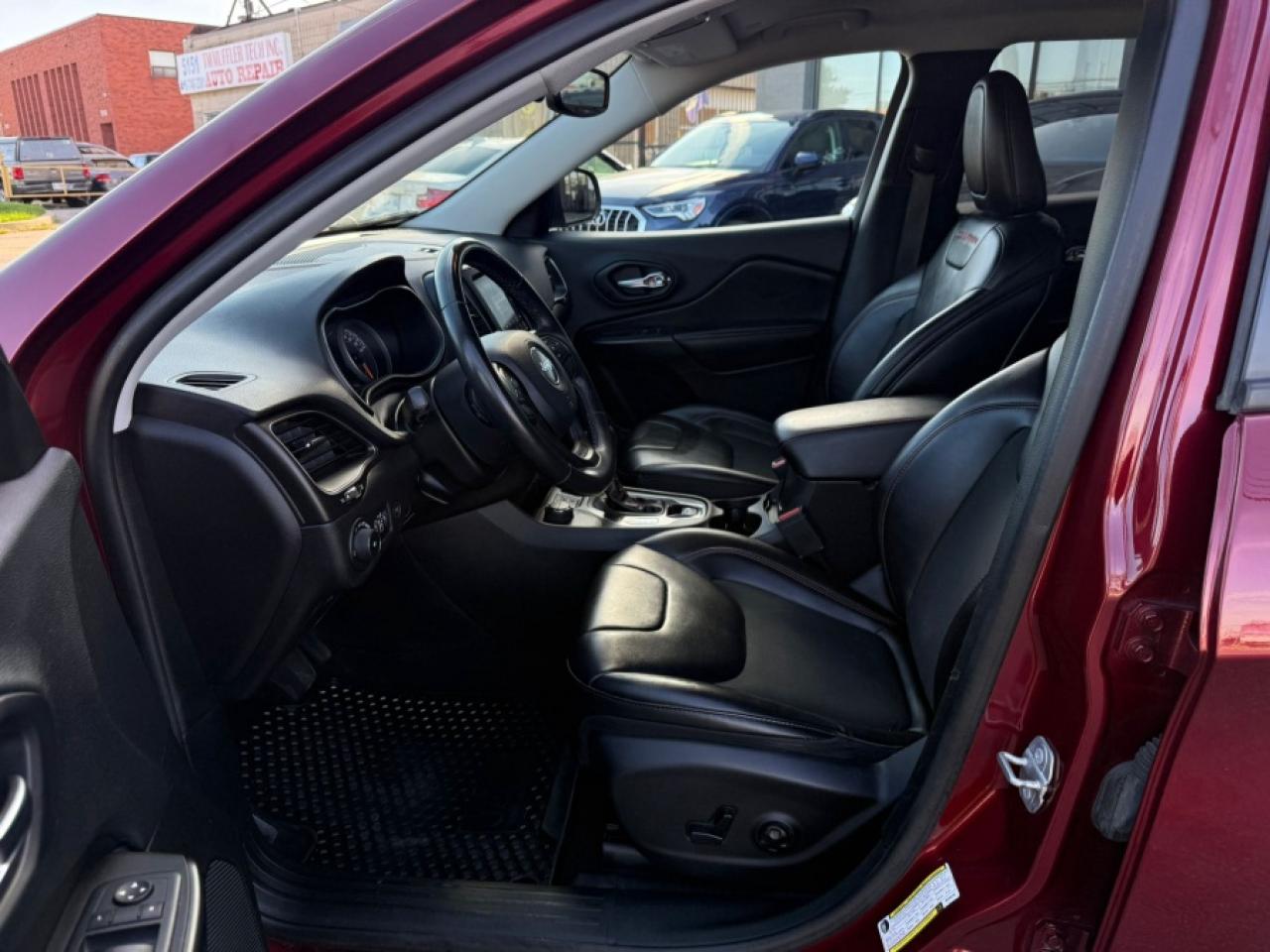 2019 Jeep Cherokee TRAILHAWK V6 4X4/ CLEAN CARFAX/ 2KEYS/ LEATHER/ RE - Photo #18