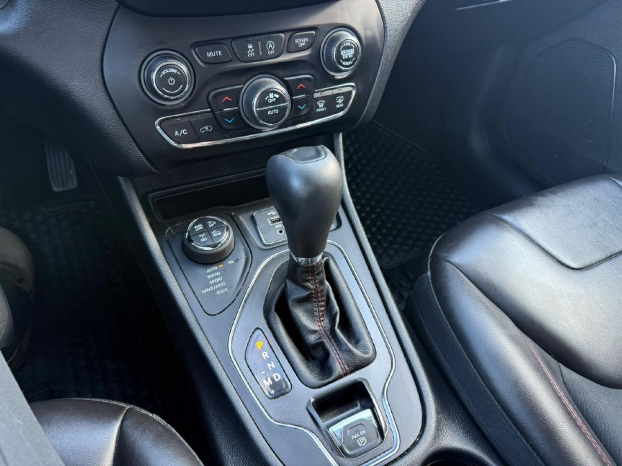 2019 Jeep Cherokee TRAILHAWK V6 4X4/ CLEAN CARFAX/ 2KEYS/ LEATHER/ RE - Photo #16