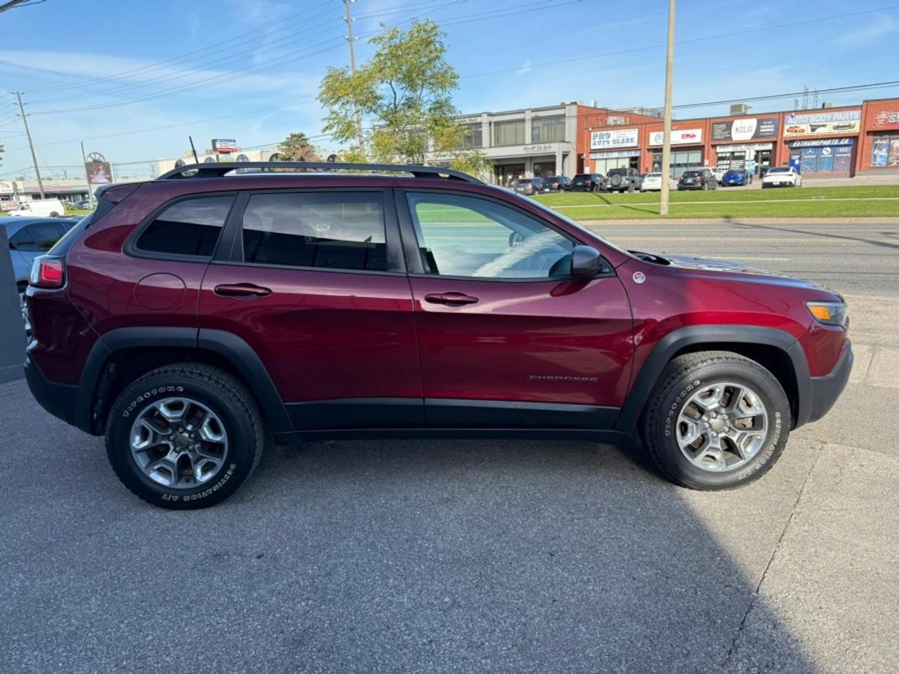 2019 Jeep Cherokee TRAILHAWK V6 4X4/ CLEAN CARFAX/ 2KEYS/ LEATHER/ RE - Photo #4