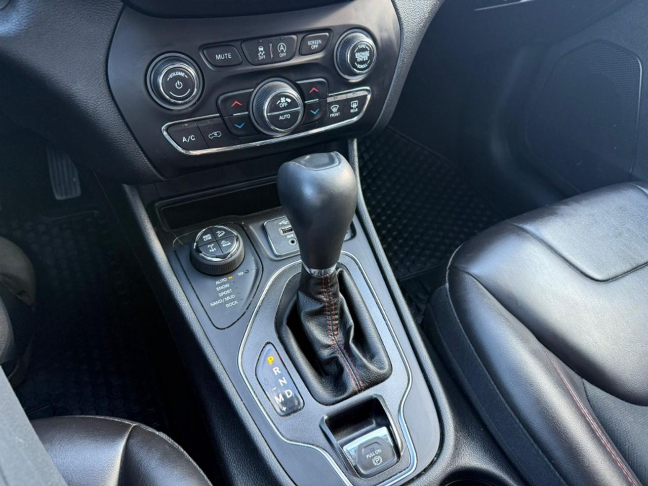 2019 Jeep Cherokee TRAILHAWK V6 4X4/ CLEAN CARFAX/ 2KEYS/ LEATHER/ RE - Photo #16