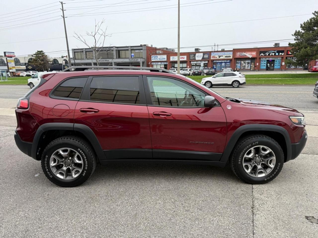2019 Jeep Cherokee TRAILHAWK V6 4X4/ CLEAN CARFAX/ 2KEYS/ LEATHER/ RE Photo