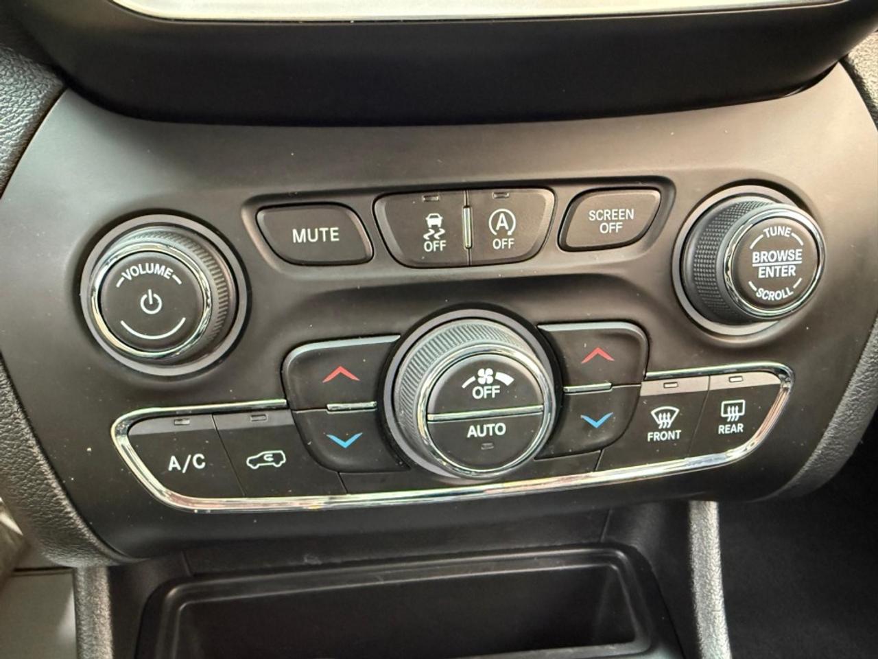 2019 Jeep Cherokee TRAILHAWK V6 4X4/ CLEAN CARFAX/ 2KEYS/ LEATHER/ RE - Photo #20