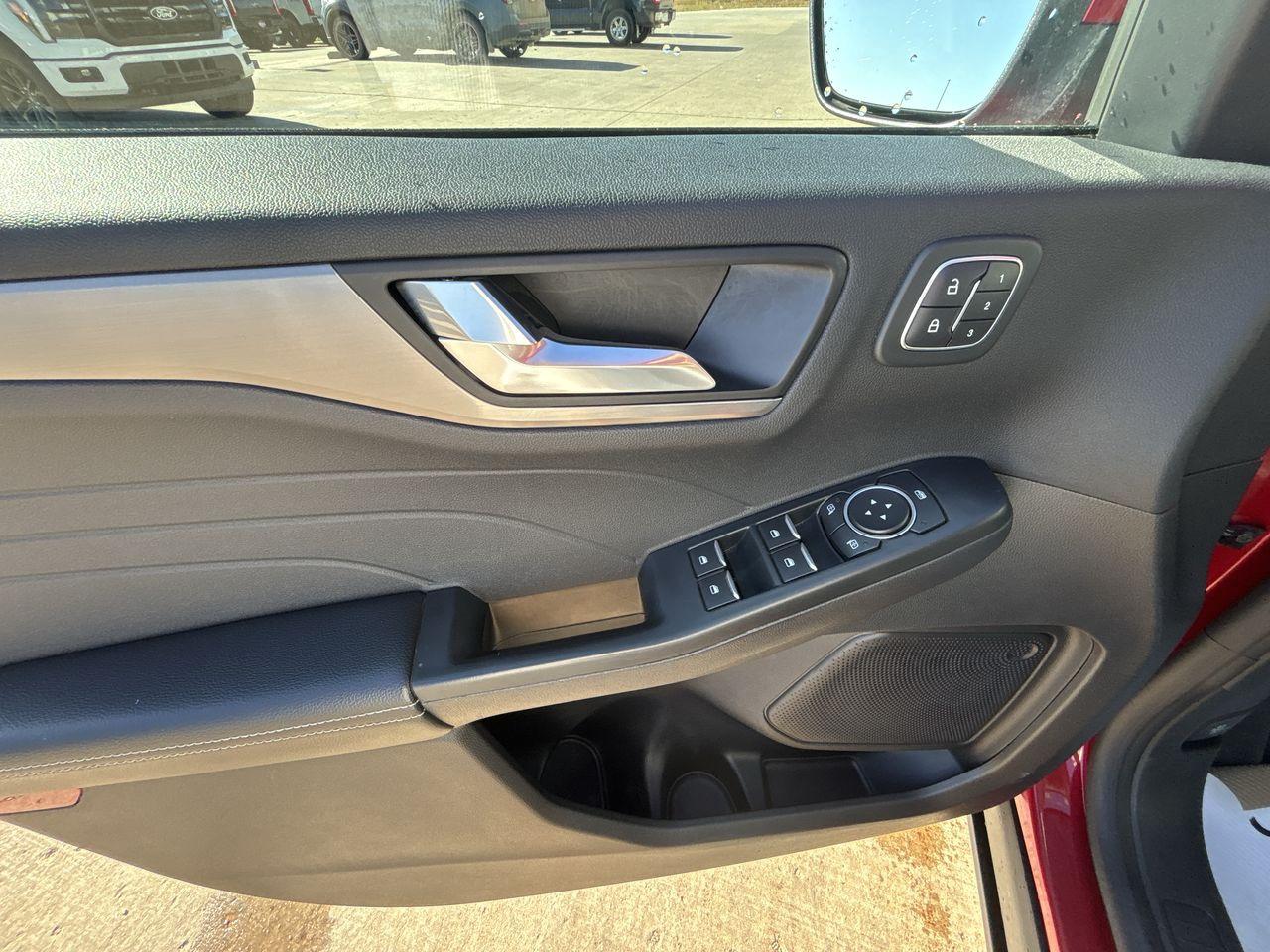 2022 Ford Escape Titanium AWD Photo5