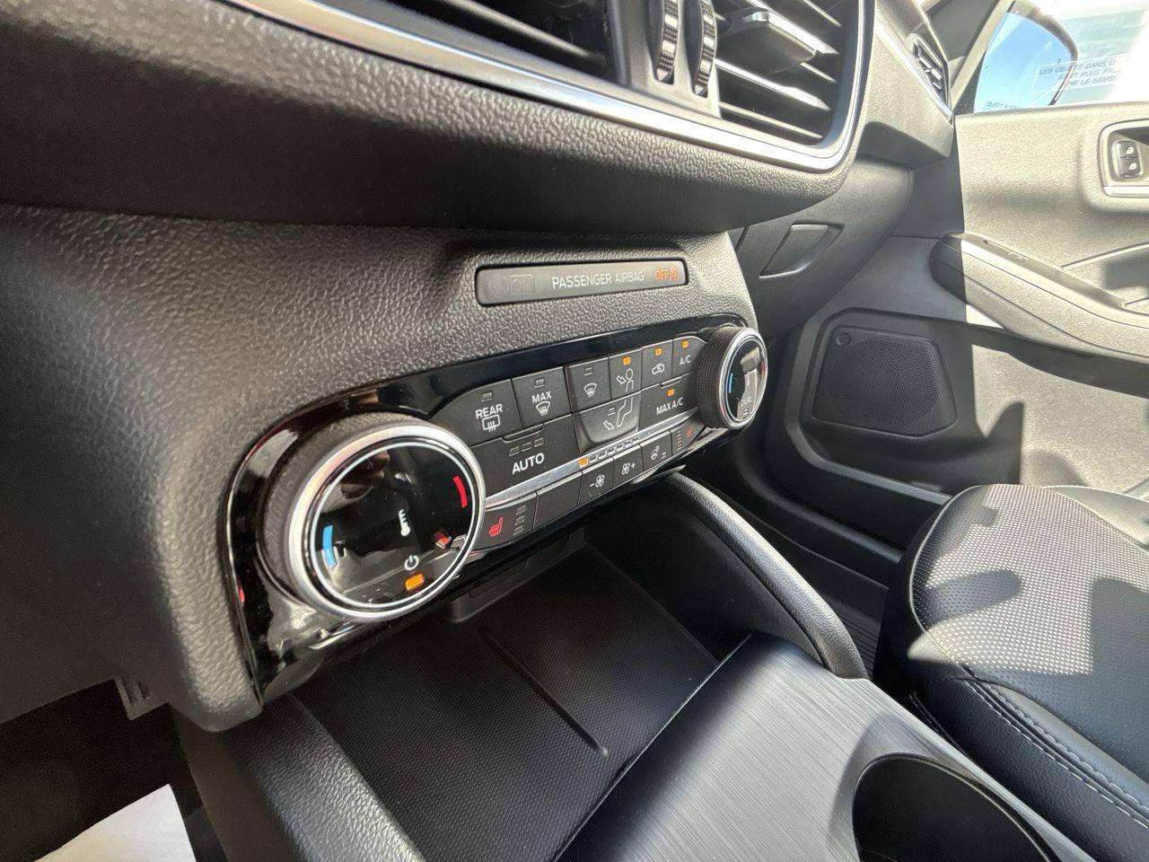 2022 Ford Escape Titanium AWD Photo5