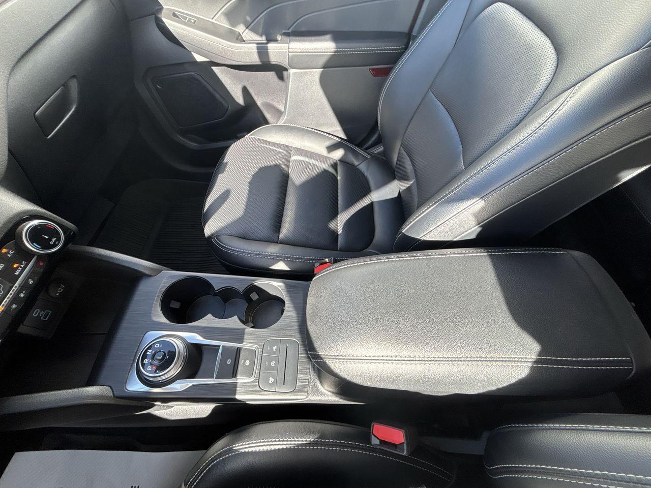 2022 Ford Escape Titanium AWD Photo5