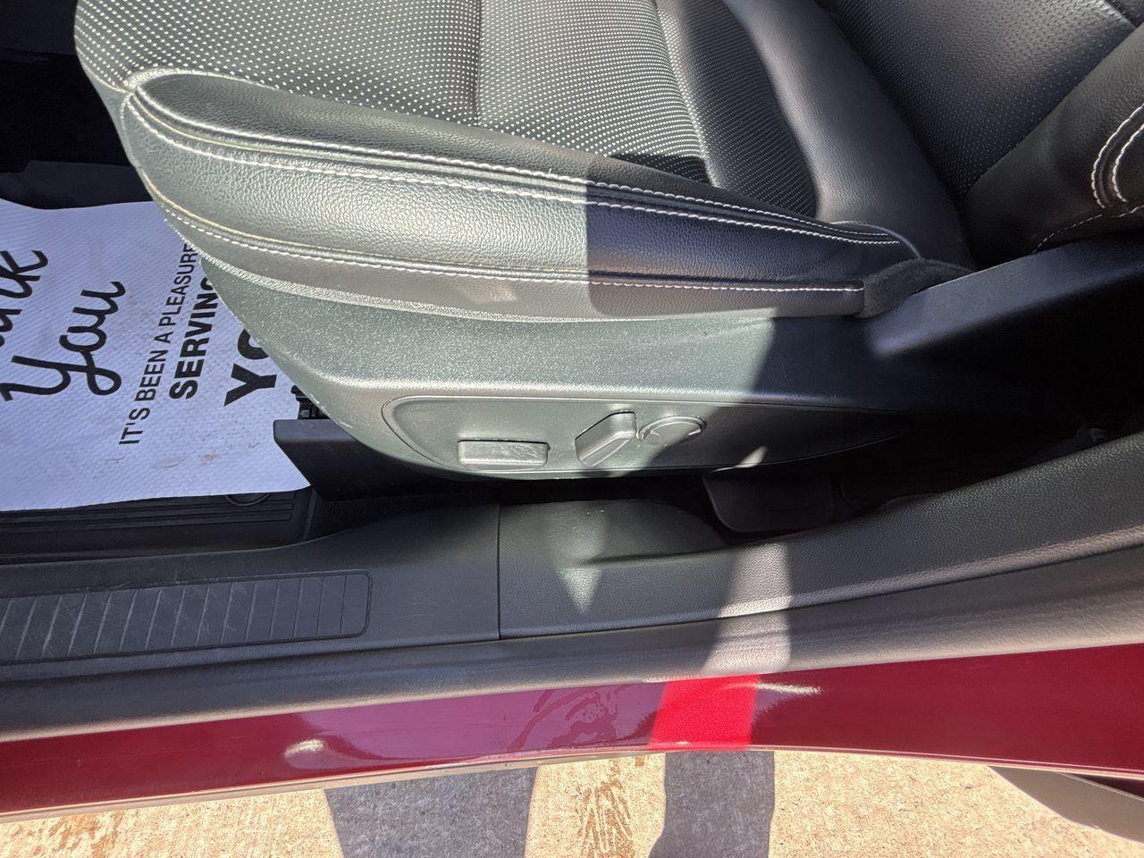 2022 Ford Escape Titanium AWD Photo5