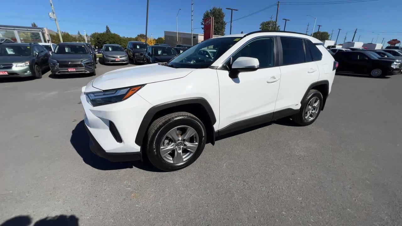 2024 Toyota RAV4 HYBRID XLE AWD | SUNROOF | HTD SEATS | CARPLAY Photo3