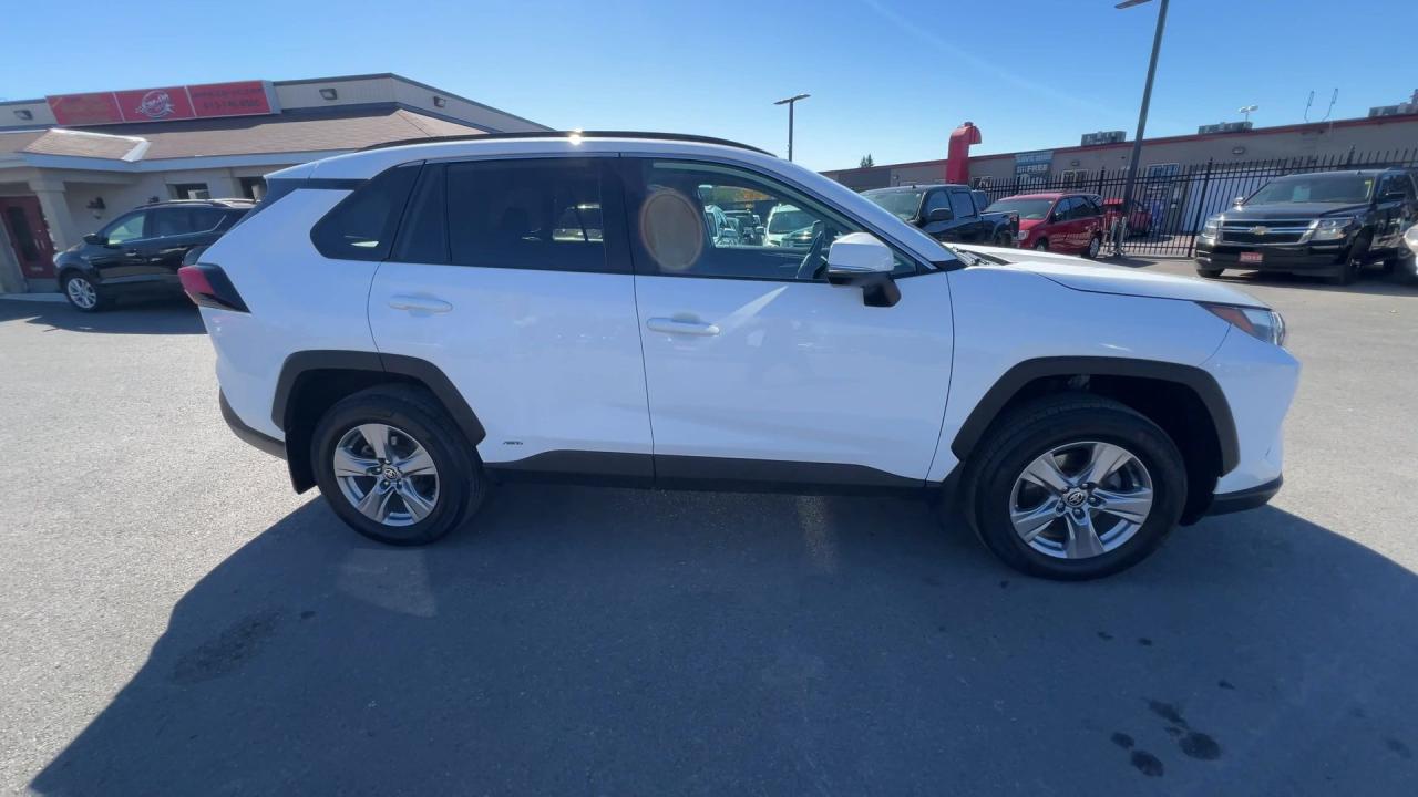 2024 Toyota RAV4 HYBRID XLE AWD | SUNROOF | HTD SEATS | CARPLAY Photo