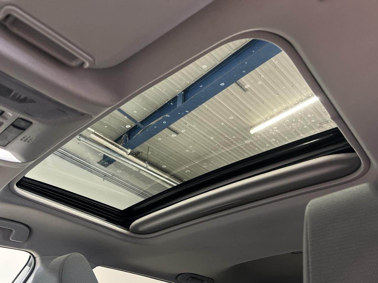 2024 Toyota RAV4 HYBRID XLE AWD | SUNROOF | HTD SEATS | CARPLAY Photo