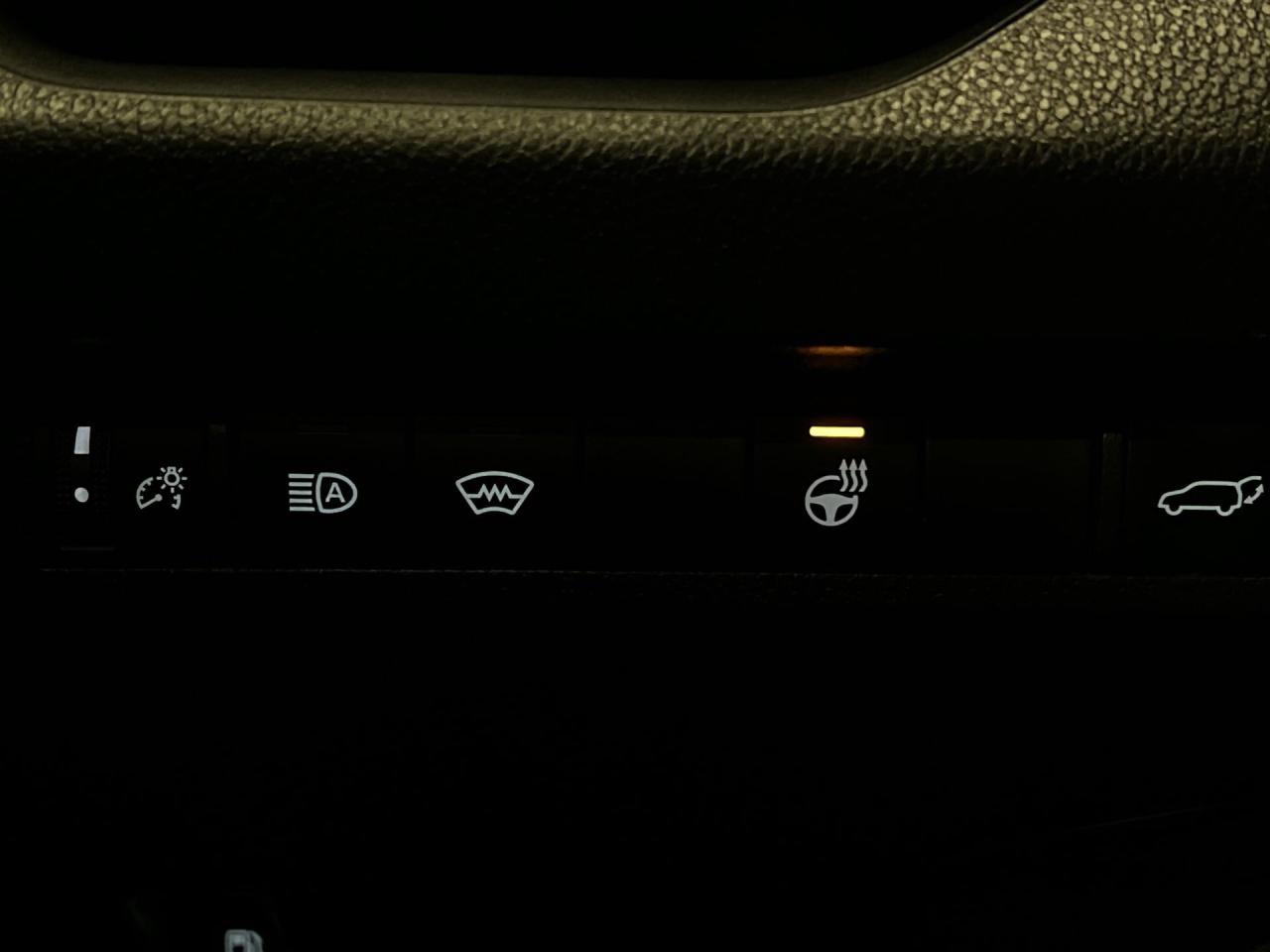 2024 Toyota RAV4 HYBRID XLE AWD | SUNROOF | HTD SEATS | CARPLAY Photo