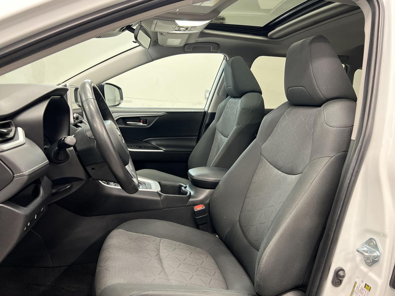 2024 Toyota RAV4 HYBRID XLE AWD | SUNROOF | HTD SEATS | CARPLAY Photo