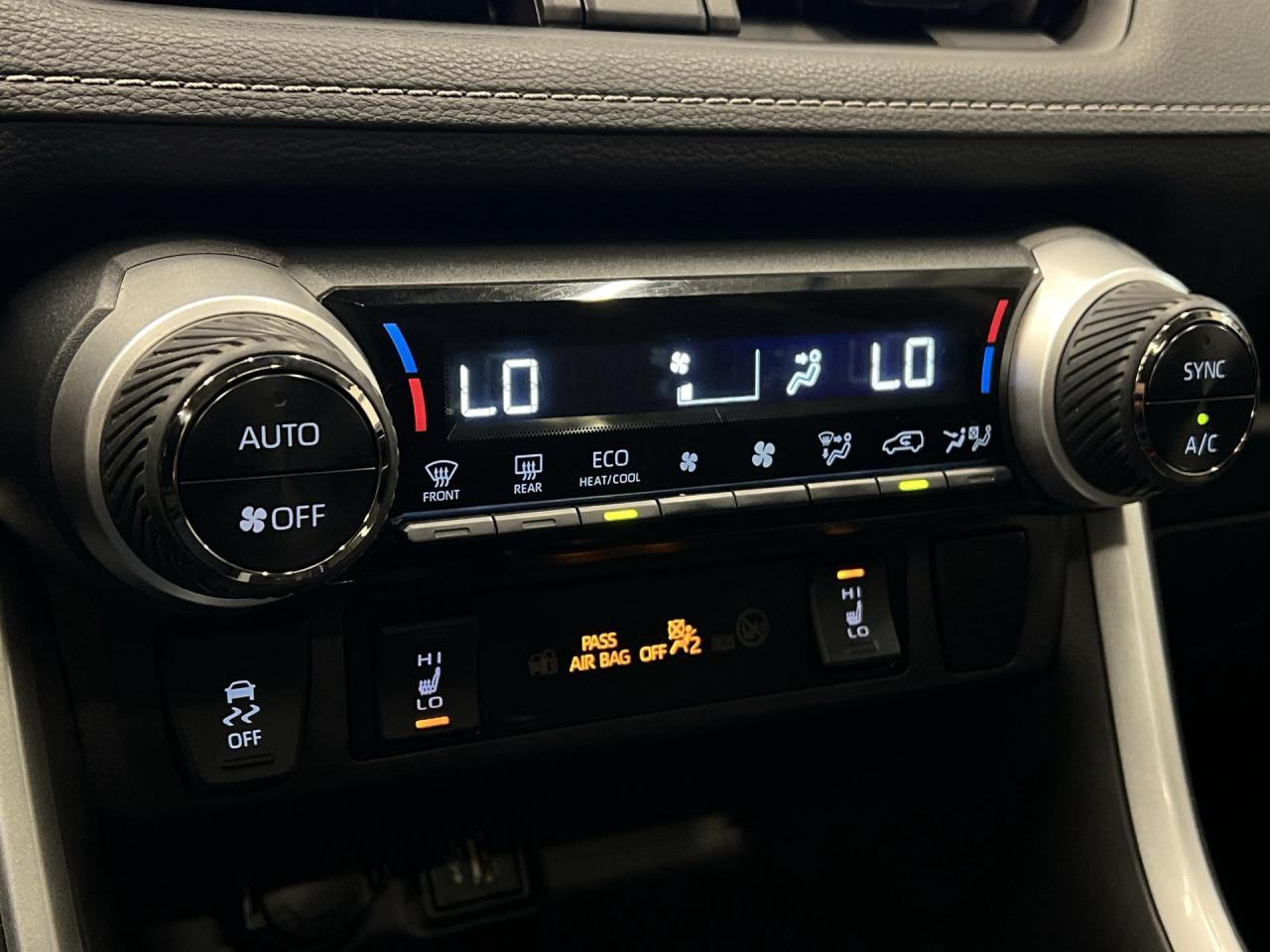 2024 Toyota RAV4 HYBRID XLE AWD | SUNROOF | HTD SEATS | CARPLAY Photo