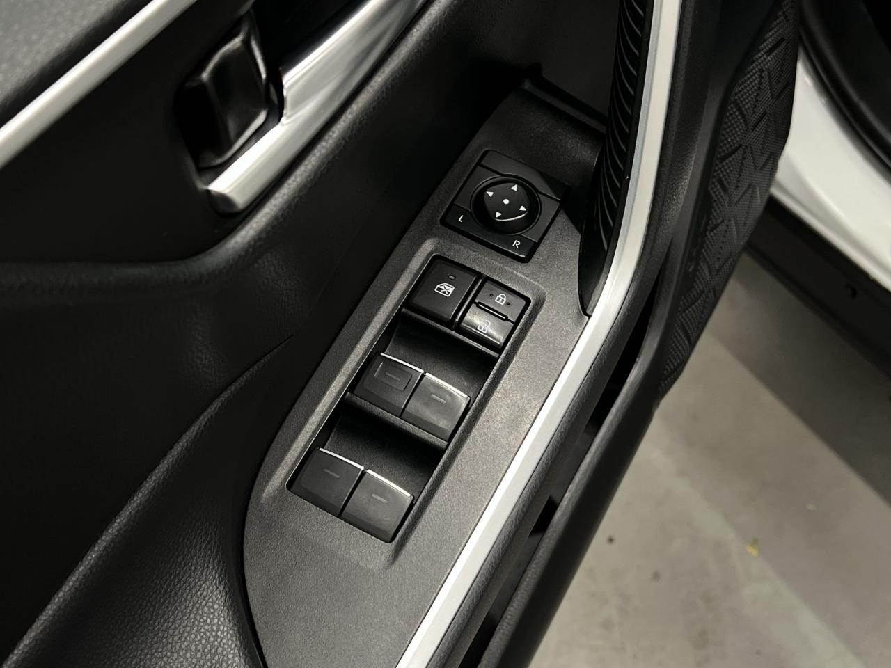 2024 Toyota RAV4 HYBRID XLE AWD | SUNROOF | HTD SEATS | CARPLAY Photo