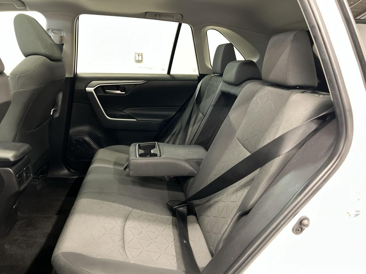 2024 Toyota RAV4 HYBRID XLE AWD | SUNROOF | HTD SEATS | CARPLAY Photo