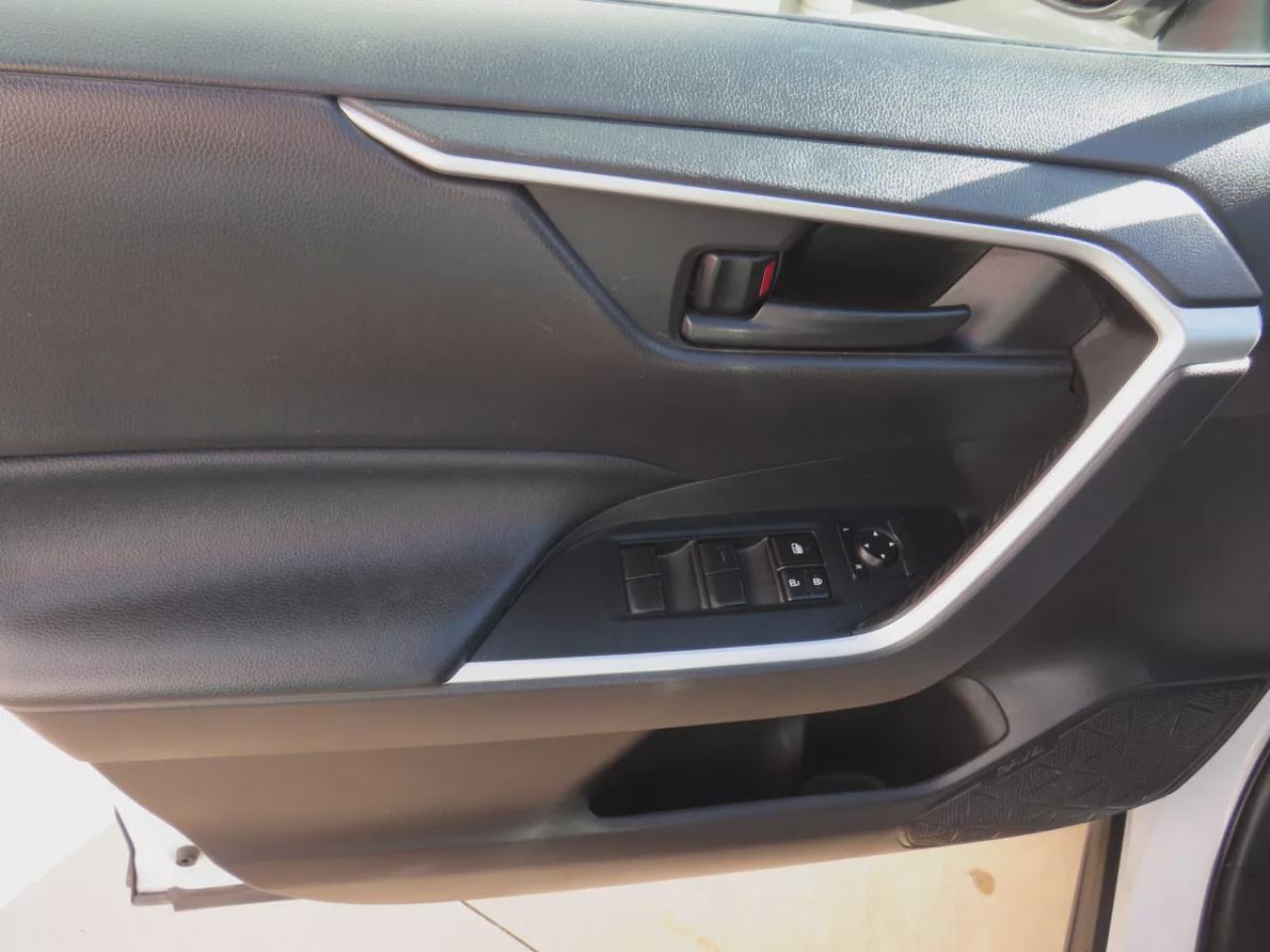 2019 Toyota RAV4 LE (**CLEAN TITLE/NO ACCIDENTS**SAFETY/CERTIFIED!!**ALLOY RIMS**REVERSE CAMERA**HEATED SEATS**CRUISE CONTROL**LANE ASSIST**ECO/NORMAL/SPORT MODE**ELECTRIC PARKING BRAKE**USB/AUX**POWER DOORS**POWER WINDOWS**) Photo