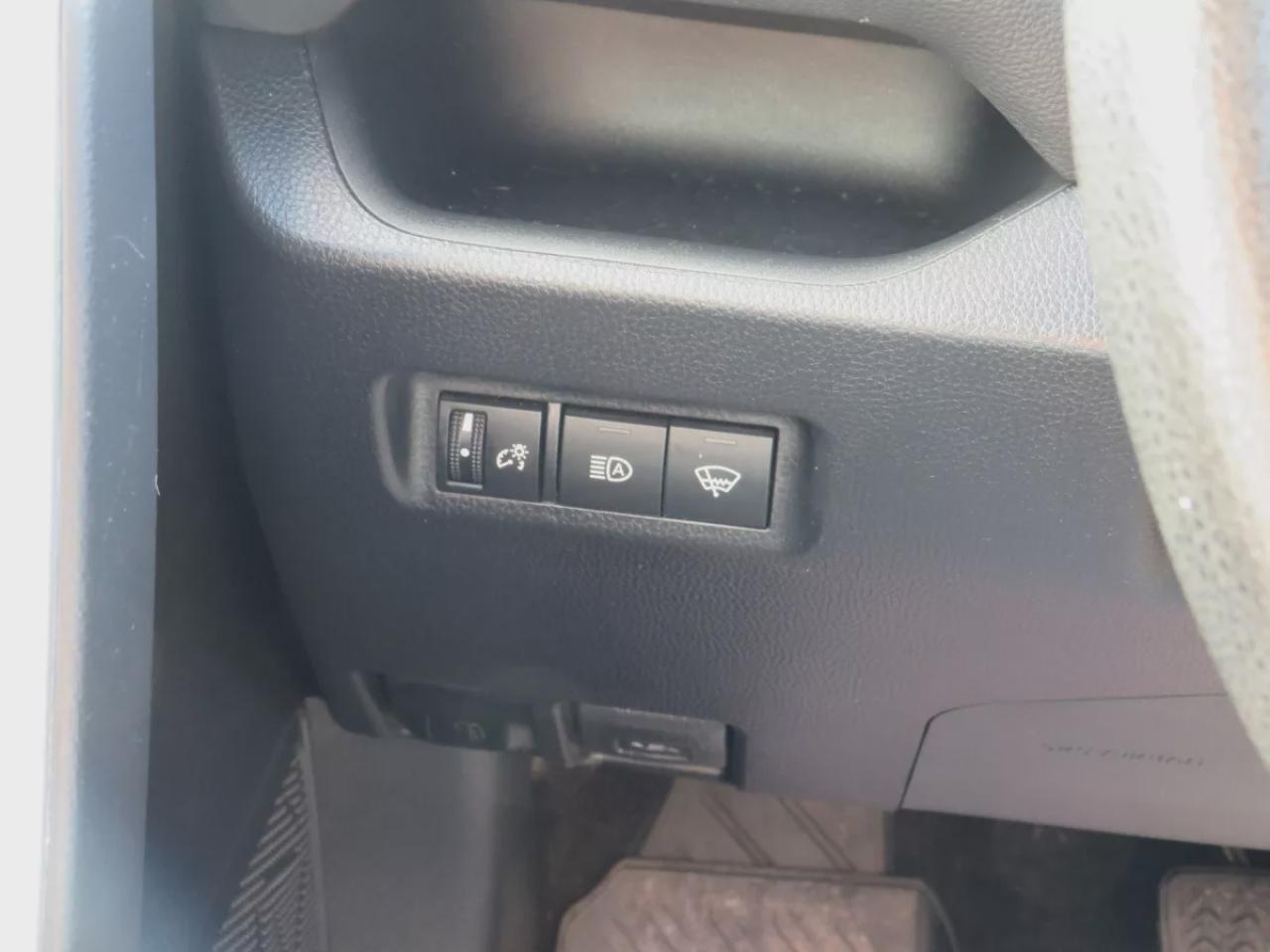 2019 Toyota RAV4 LE (**CLEAN TITLE/NO ACCIDENTS**SAFETY/CERTIFIED!!**ALLOY RIMS**REVERSE CAMERA**HEATED SEATS**CRUISE CONTROL**LANE ASSIST**ECO/NORMAL/SPORT MODE**ELECTRIC PARKING BRAKE**USB/AUX**POWER DOORS**POWER WINDOWS**) Photo