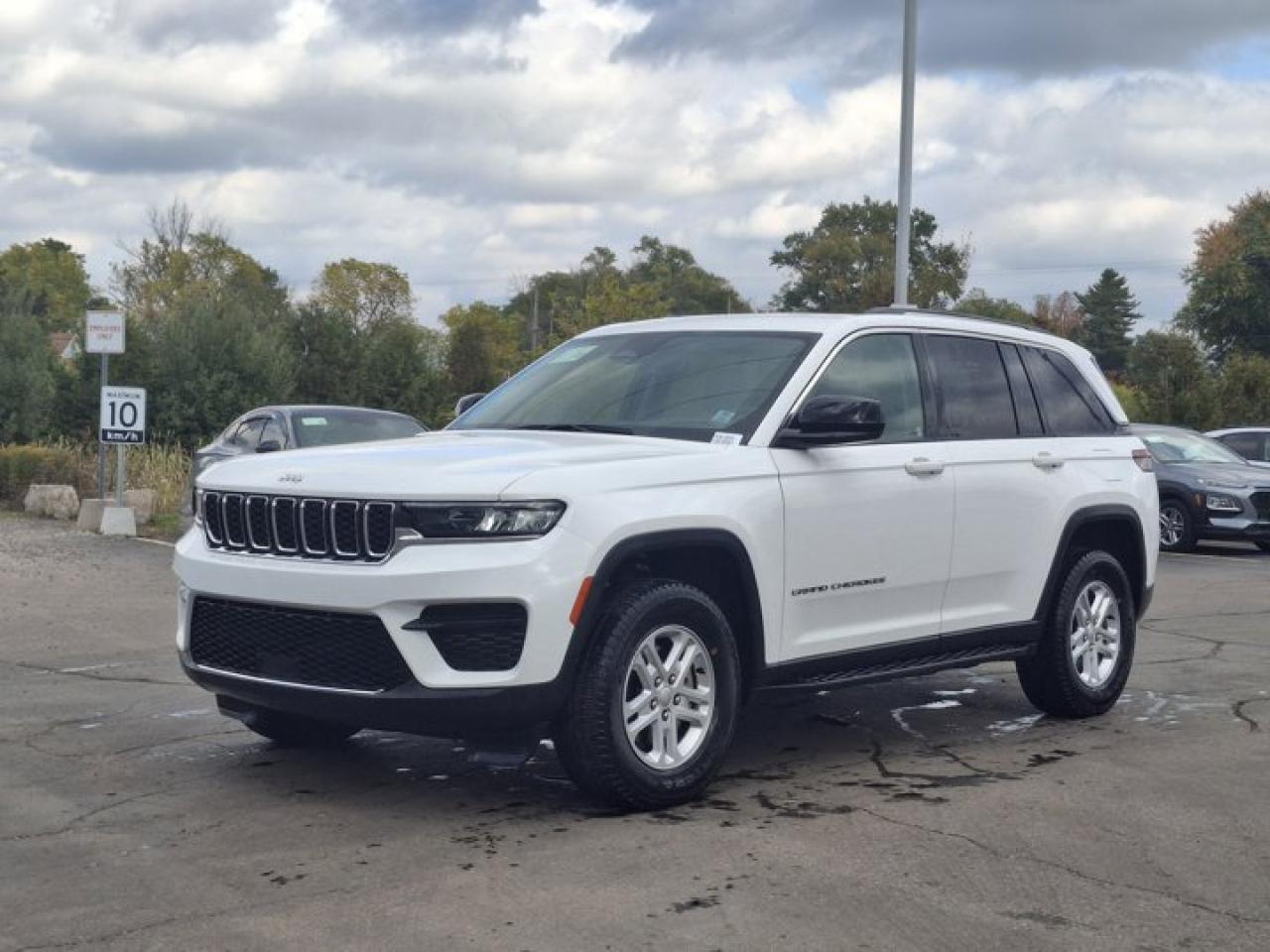 Used 2023 Jeep Grand Cherokee Laredo 4X4 | Sunroof | Heated Wheel + Seats | Power Seat | CarPlay + Android | BSM | for sale in Guelph, ON