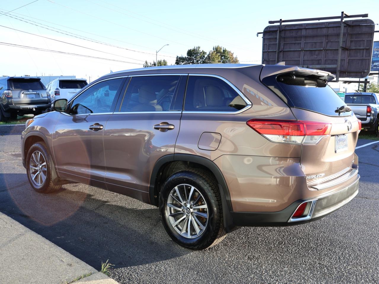 2017 Toyota Highlander XLE AWD CERTIFIED *1 OWNER*ACCIDENT FREE**7 SEATS* CAMERA NAV BLUETOOTH LEATHER HEATED SEATS SUNROOF CRUISE ALLOYS - Photo #4