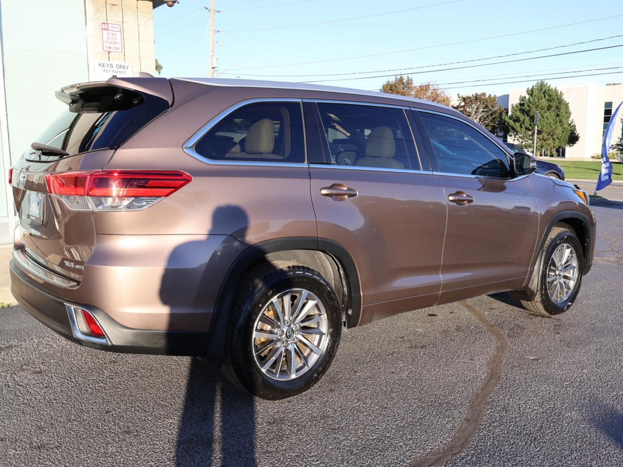 2017 Toyota Highlander XLE AWD CERTIFIED *1 OWNER*ACCIDENT FREE**7 SEATS* CAMERA NAV BLUETOOTH LEATHER HEATED SEATS SUNROOF CRUISE ALLOYS - Photo #6