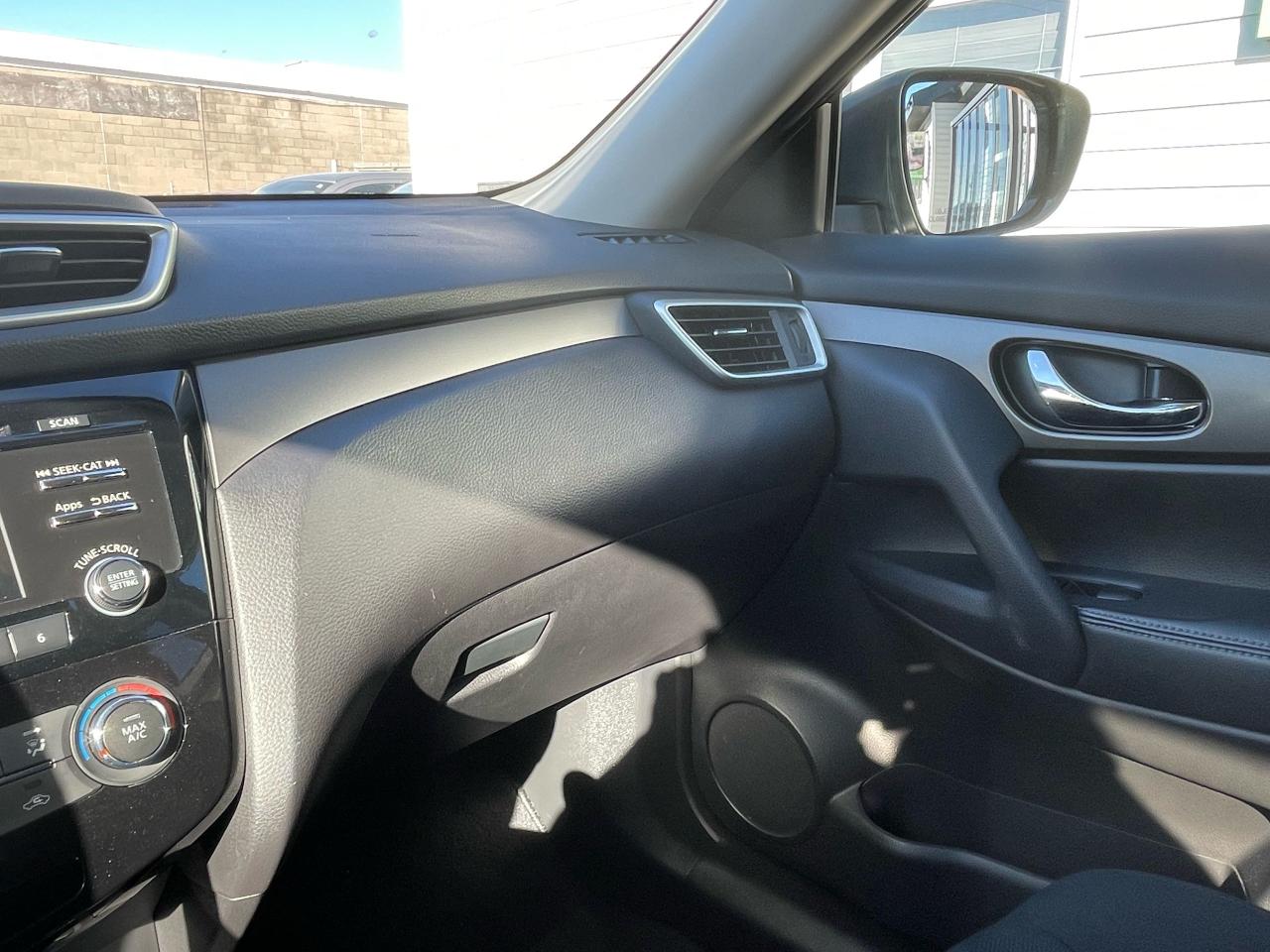 2015 Nissan Rogue SV - Photo #12