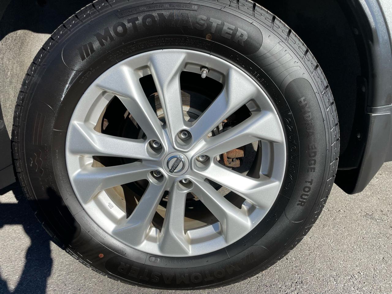 2015 Nissan Rogue SV - Photo #16