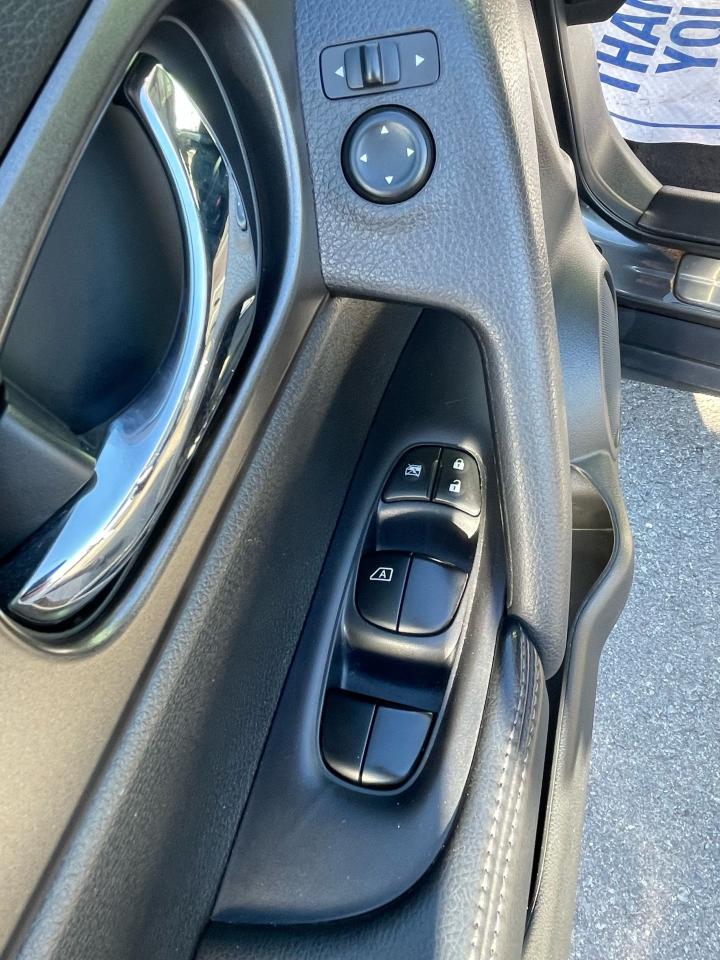 2015 Nissan Rogue SV - Photo #13