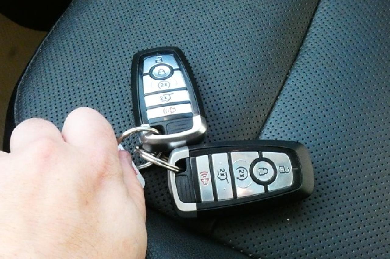 2020 Ford Escape Titanium Hybrid AWD w/Htd L, pano S/R, NAV, BUC - Photo #22