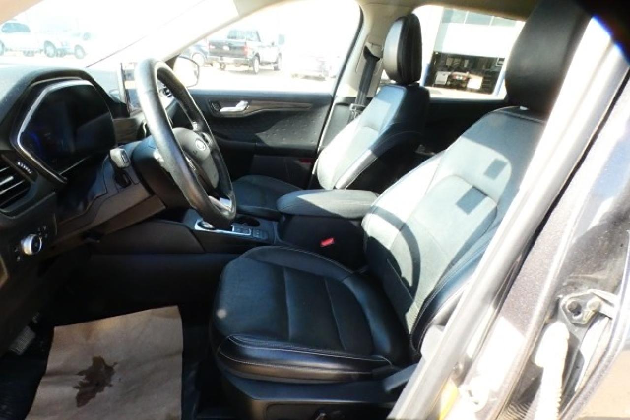 2020 Ford Escape Titanium Hybrid AWD w/Htd L, pano S/R, NAV, BUC - Photo #11
