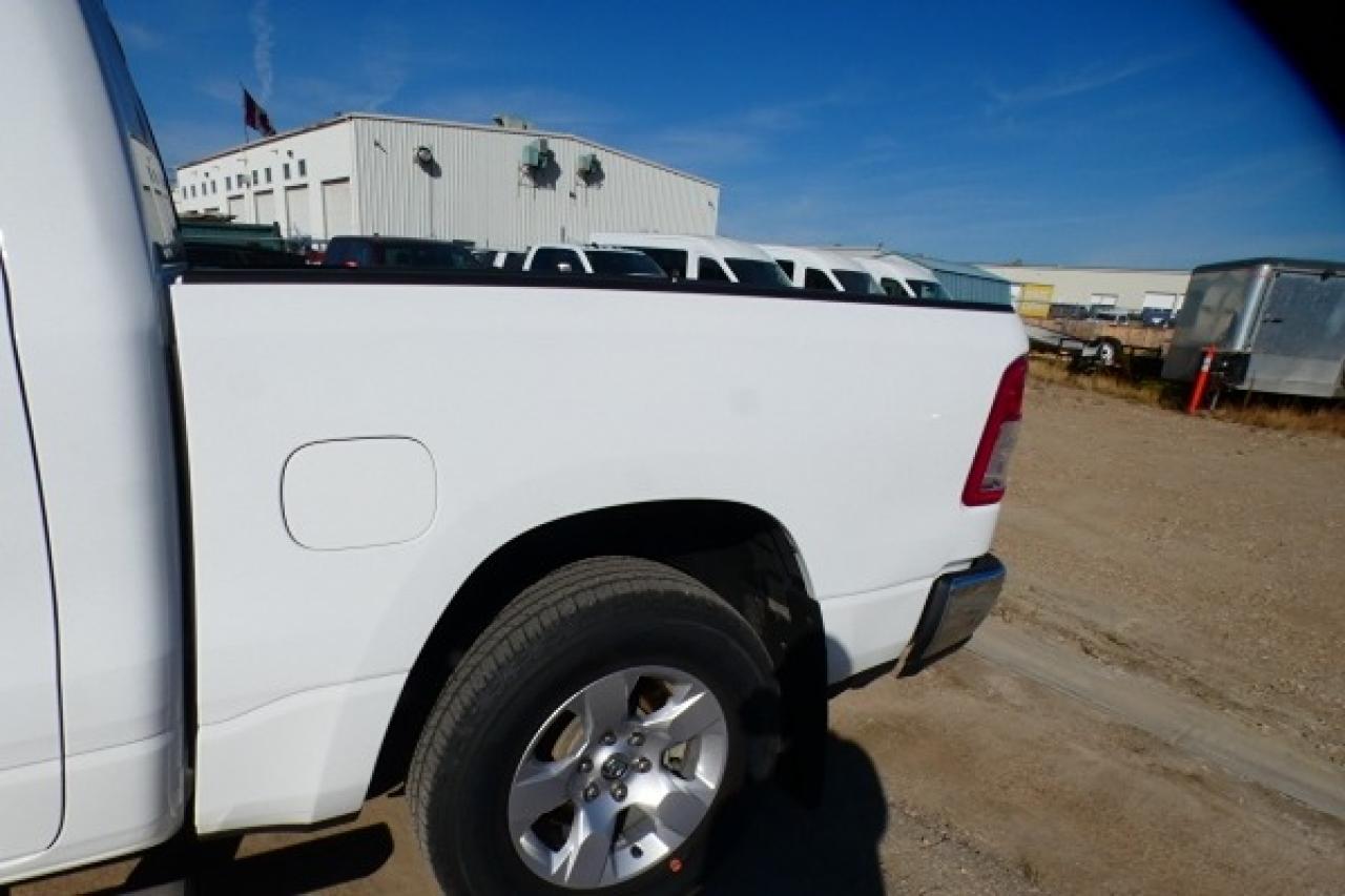 2023 Dodge Ram 1500 Big Horn e-torque Crew Cab w/Htd cloth, NAV, BUC - Photo #24