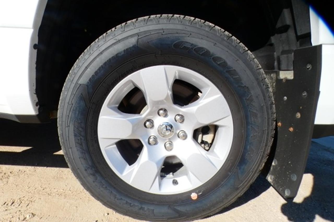 2023 Dodge Ram 1500 Big Horn e-torque Crew Cab w/Htd cloth, NAV, BUC - Photo #18