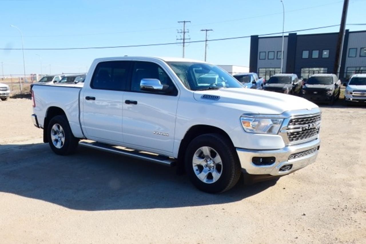 2023 Dodge Ram 1500 Big Horn e-torque Crew Cab w/Htd cloth, NAV, BUC - Photo #4