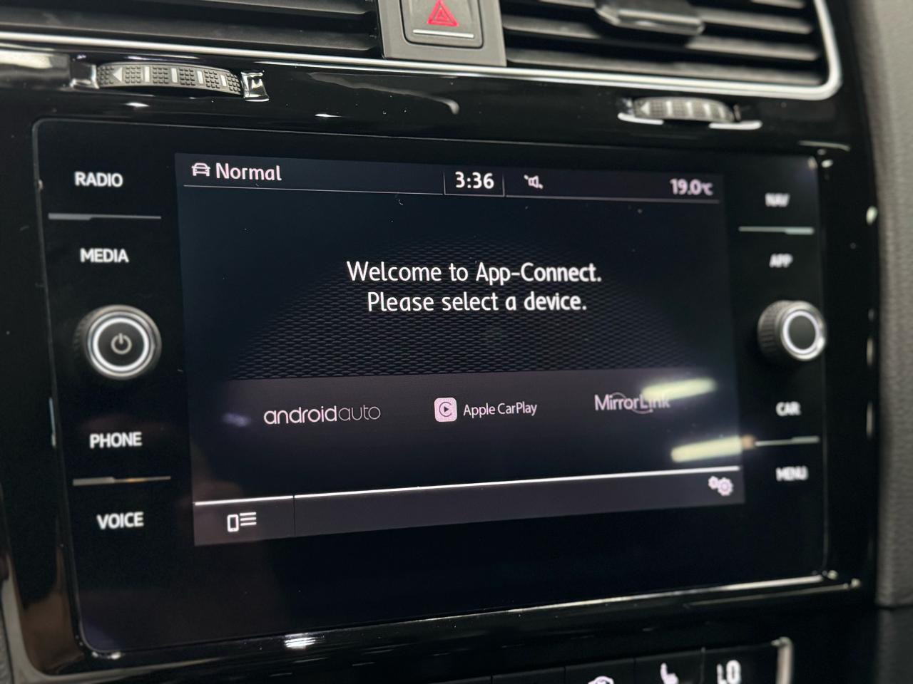 2016 Volkswagen Golf R 6-SPEED|NAV|BACKUP|CARPLAY|FENDER|ONE OWNER| - Photo #17