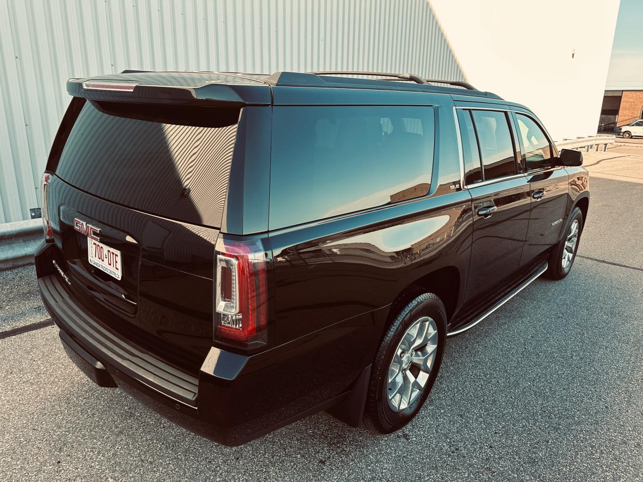 2016 GMC Yukon XL SLE 8 Passengers In Black Photo3
