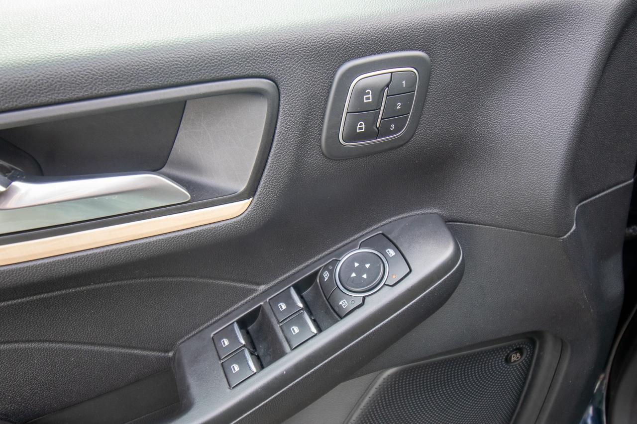 2021 Ford Escape Titanium Plug-In Hybrid Photo5