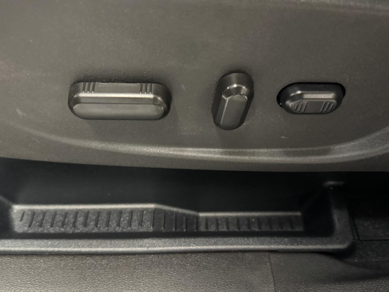 2017 Ford Escape Titanium+Panoramic Roof+GPS+BSM+ApplePlay Photo102
