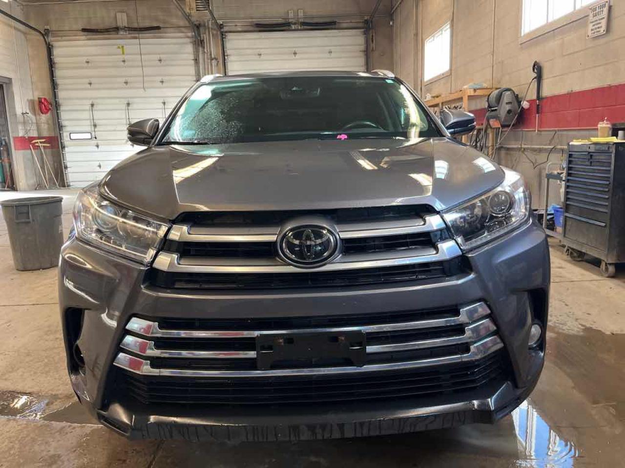 2018 Toyota Highlander  - Photo #2