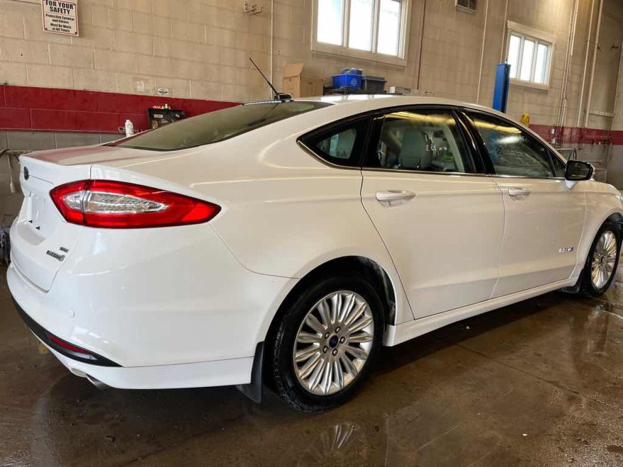 2014 Ford Fusion SE Hybrid - Photo #4