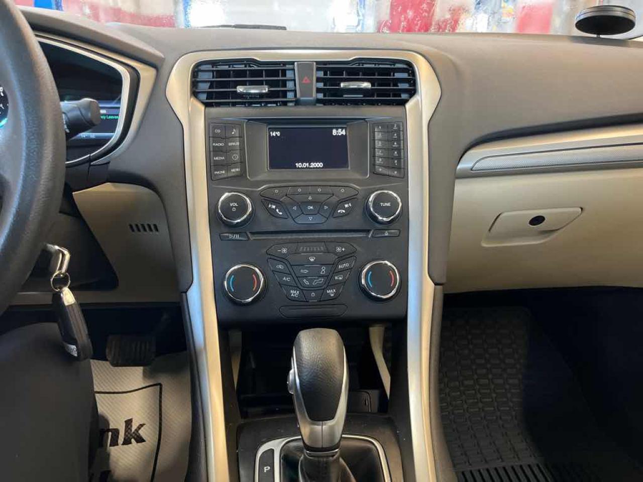 2014 Ford Fusion SE Hybrid - Photo #10