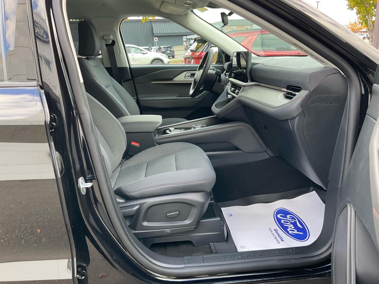 2025 Ford Explorer Active Photo5