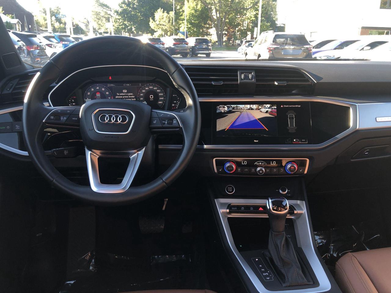 2024 Audi Q3 45 Komfort LEATHER, PANO. ROOF, HTD. SEATS & STEER Photo