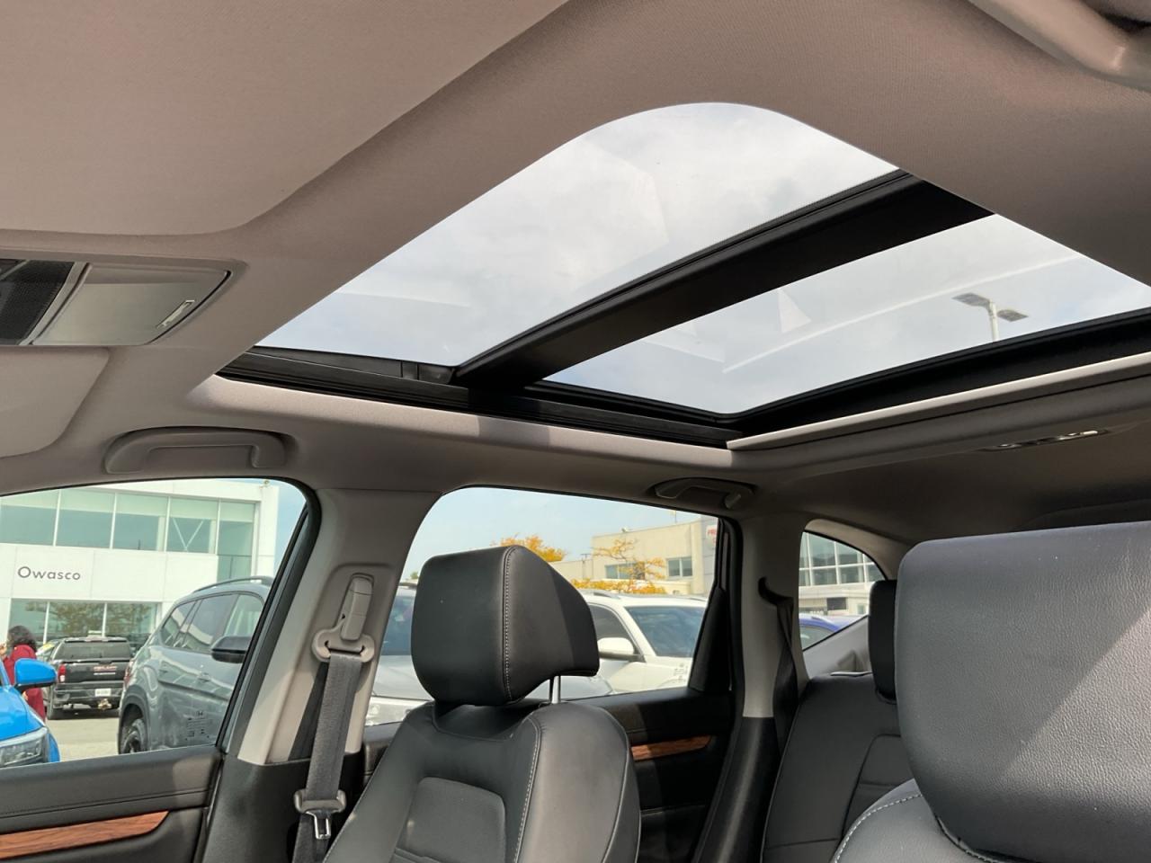 2021 Honda CR-V 1.5L Sunroof! Leather Interior! Charging Pad! Photo