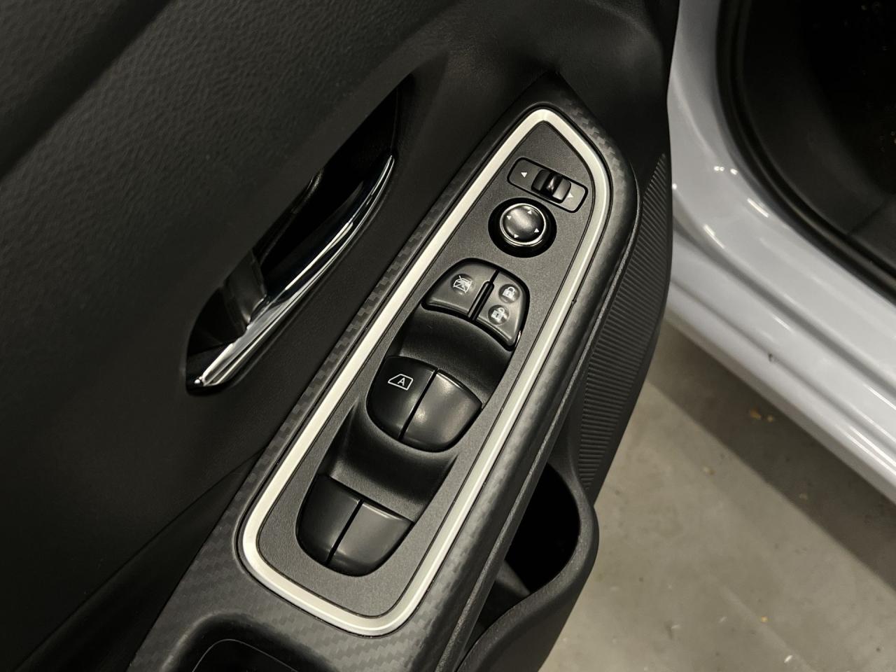 2023 Nissan Versa SR | CARPLAY | 17IN ALLOYS | BLIND SPOT |BLUETOOTH Photo