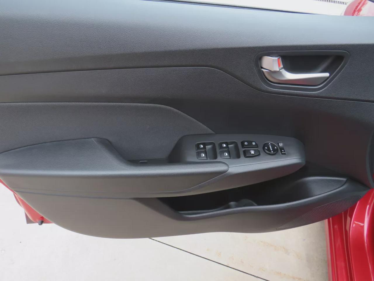 2019 Hyundai Accent Preferred (**LOW KM!!**CLEAN TITLE/NO ACCIDENTS!!**SAFETY/CERTIFIED!!**WINTER TIRES!!**HEATED SEATS**ALLOY RIMS**REVERSE CAMERA**A/C**USB/AUX**CRUISE CONTROL**BLUETOOTH**) Photo