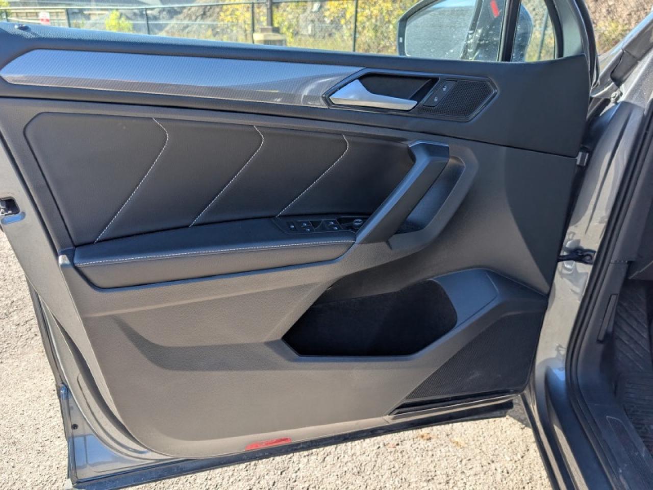2022 Volkswagen Tiguan Comfortline w/Moonroof  **PANO SUNROOF** Photo
